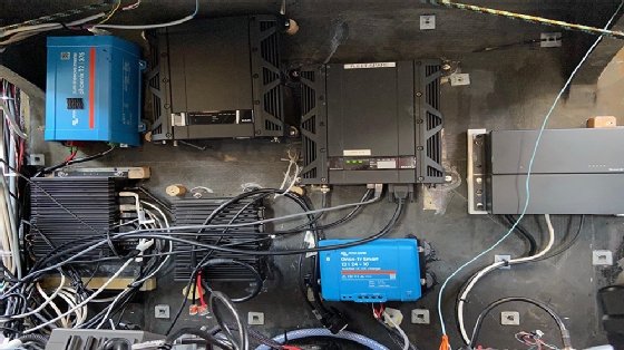 Un panneau dissimulé dans une paroi contient deux mini-PC industriels et leur alimentation 12 volts, plus leur exemplaire de rechange.